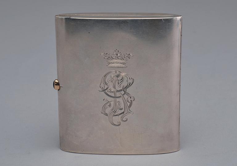 A CIGARRETTE CASE, 84 silver, gold. Johan Allenius St Petersburg 1896-1908. Vikt 181 g.