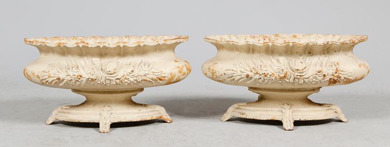 TRÄDGÅRDSURNOR, 1 par, gjutgods, samtida.