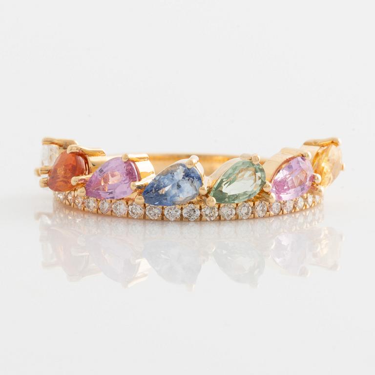 Ring in 18K gold with sapphires in various colors and round brilliant-cut diamonds.