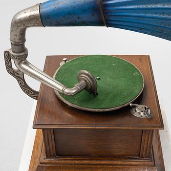 Trattgrammofon med bord, sent 1800-tal.