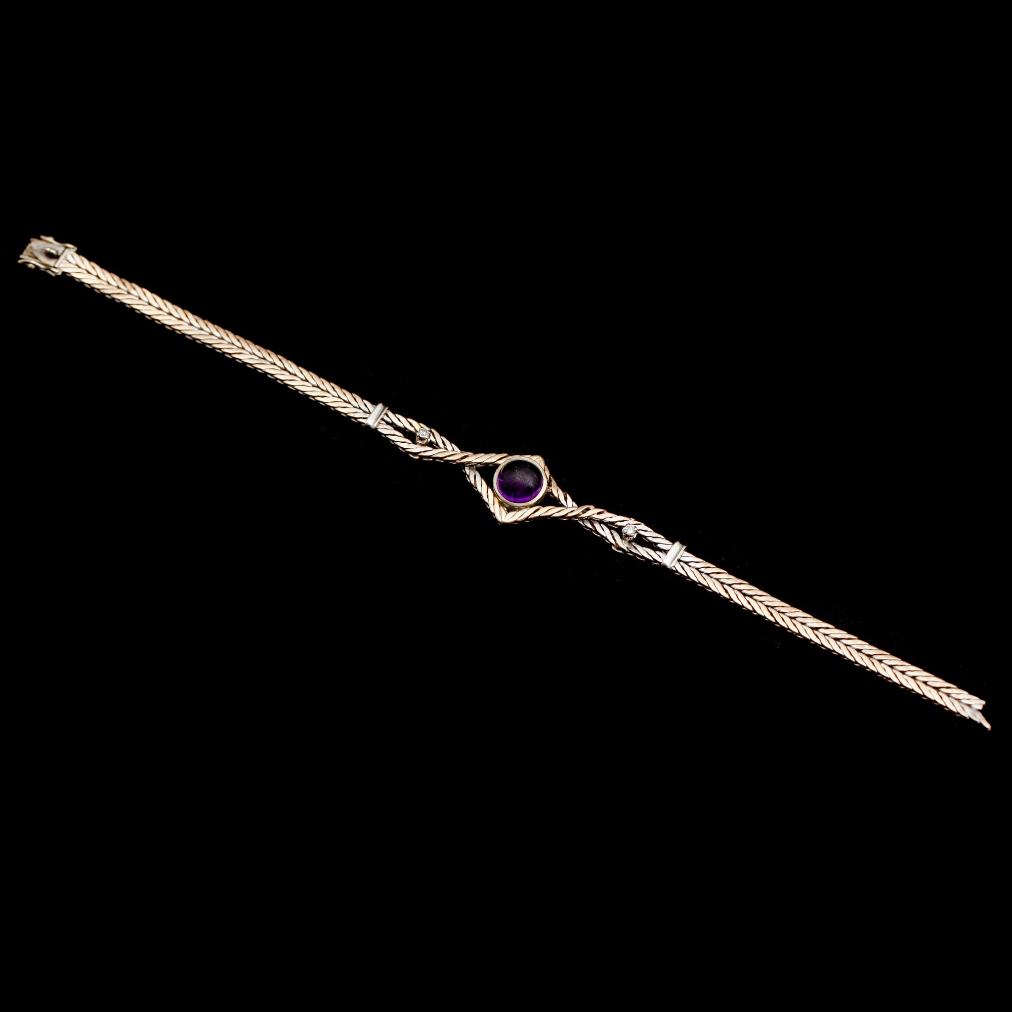 ARMBAND, 18 k vitguld, med cabochonslipad ametist samt 2 små briljanter. Total vikt ca 18 g.