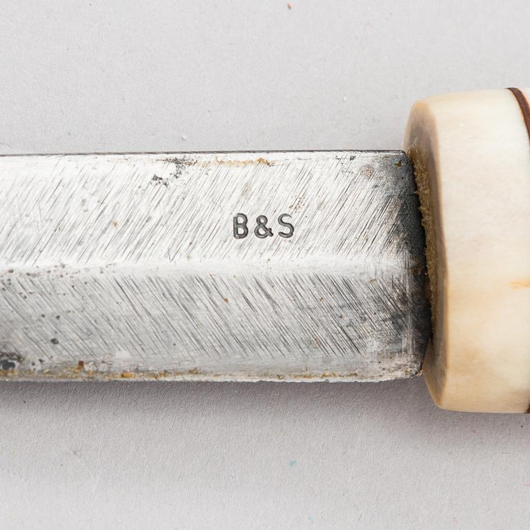 4 puukkoa, signeerattuja, saamenkäsityö / duodji, 1900-luku.