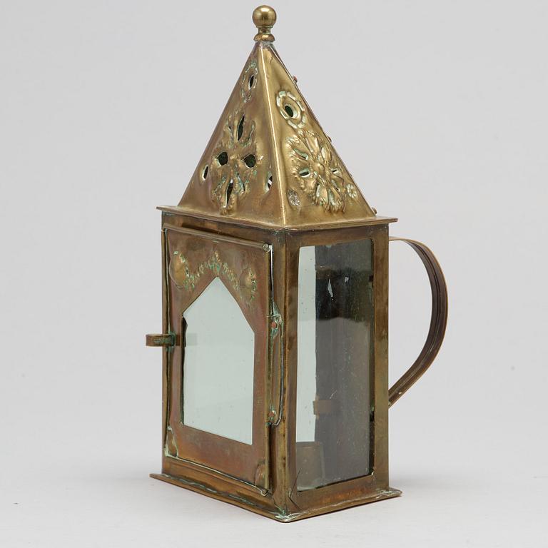 AN 18TH CENTURY BRASS HAND LANTERN.