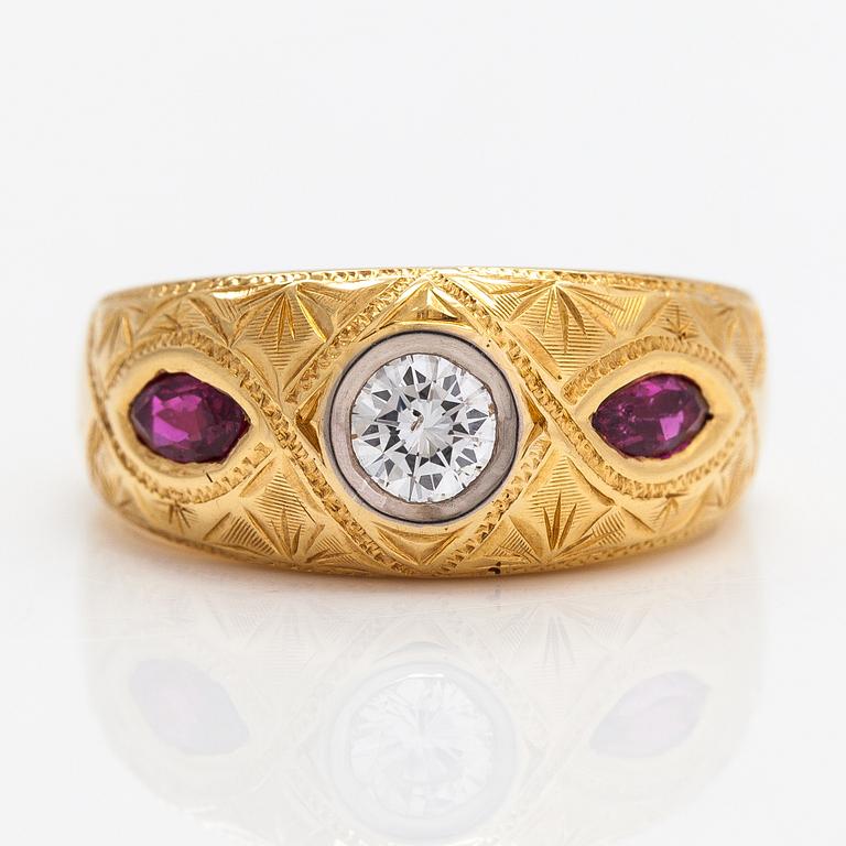 An 18K gold ring with a ca 0.35 ct diamond and rubies. Jurgen Girgsdies Juvel-Guldsmedja, Västerhaninge.