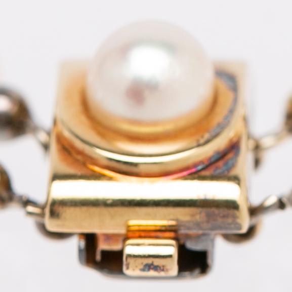 Necklace, freshwater pearls with a clasp in 18K gold.