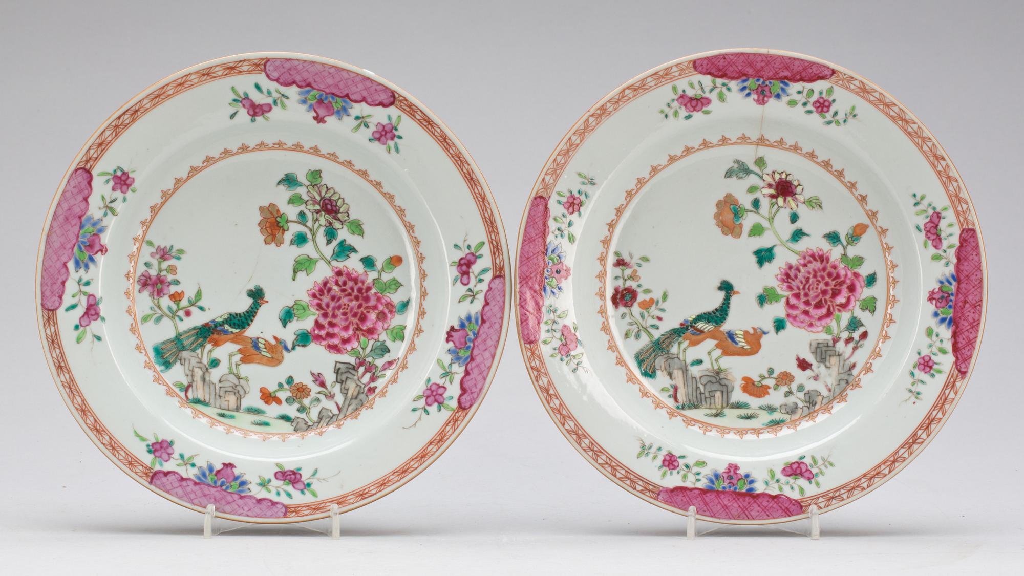 TALLRIKAR, ett par. Porslin, Kina. Qianlong(1736-1795).