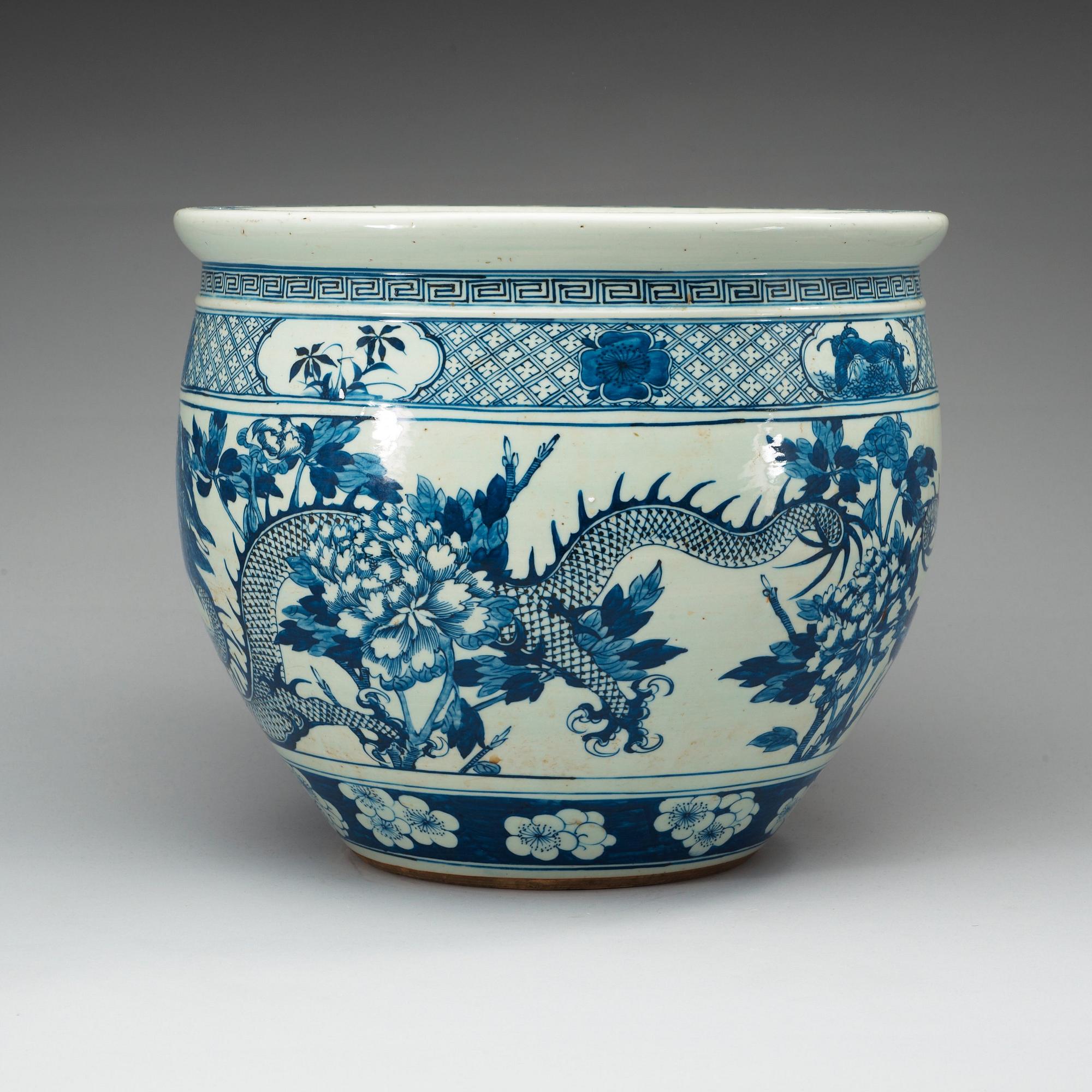 A blue and white Jardiniere/basin, late Qing dynasty.