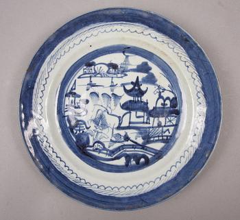 TALLRIKAR, 12 st samt ASSIETTER, 4 st, porslin, Kina, 1700-1800-tal.