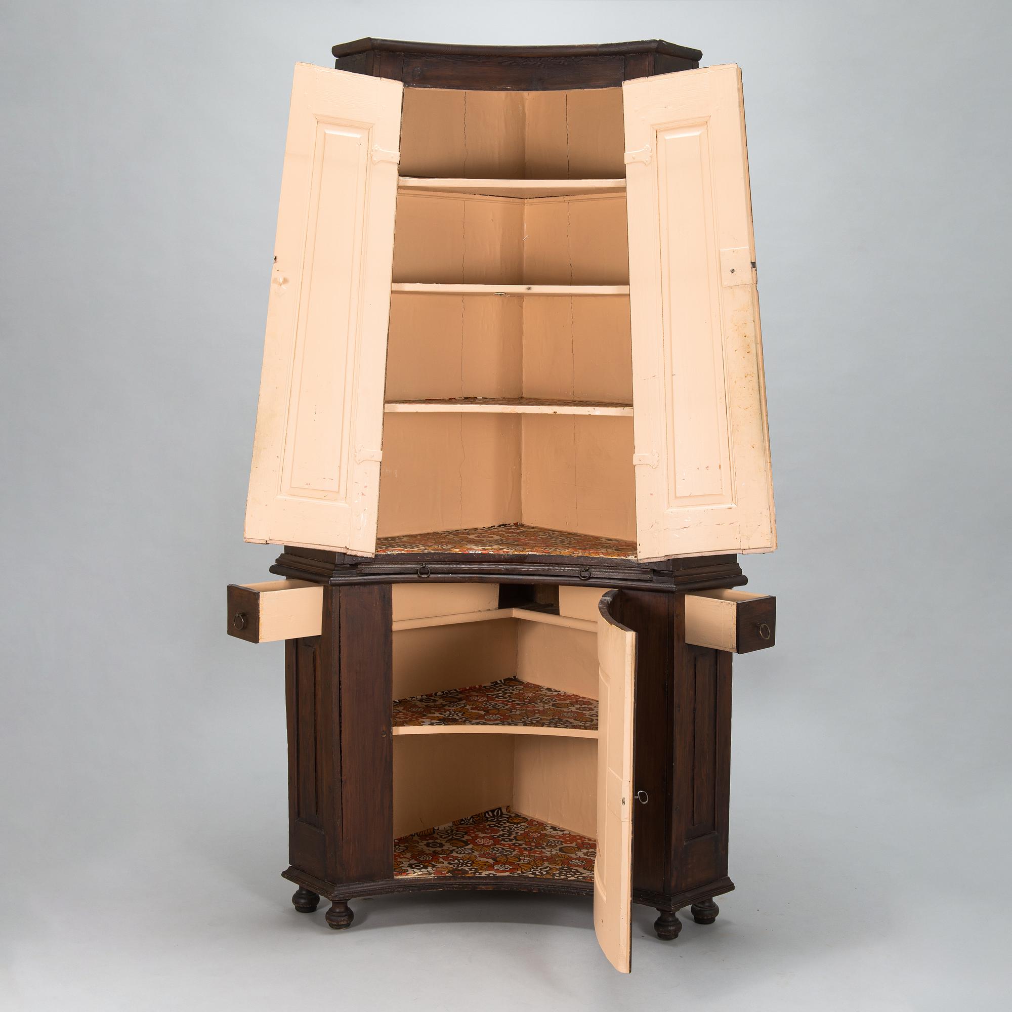 A 18th/19th century two parts corner cabinet.