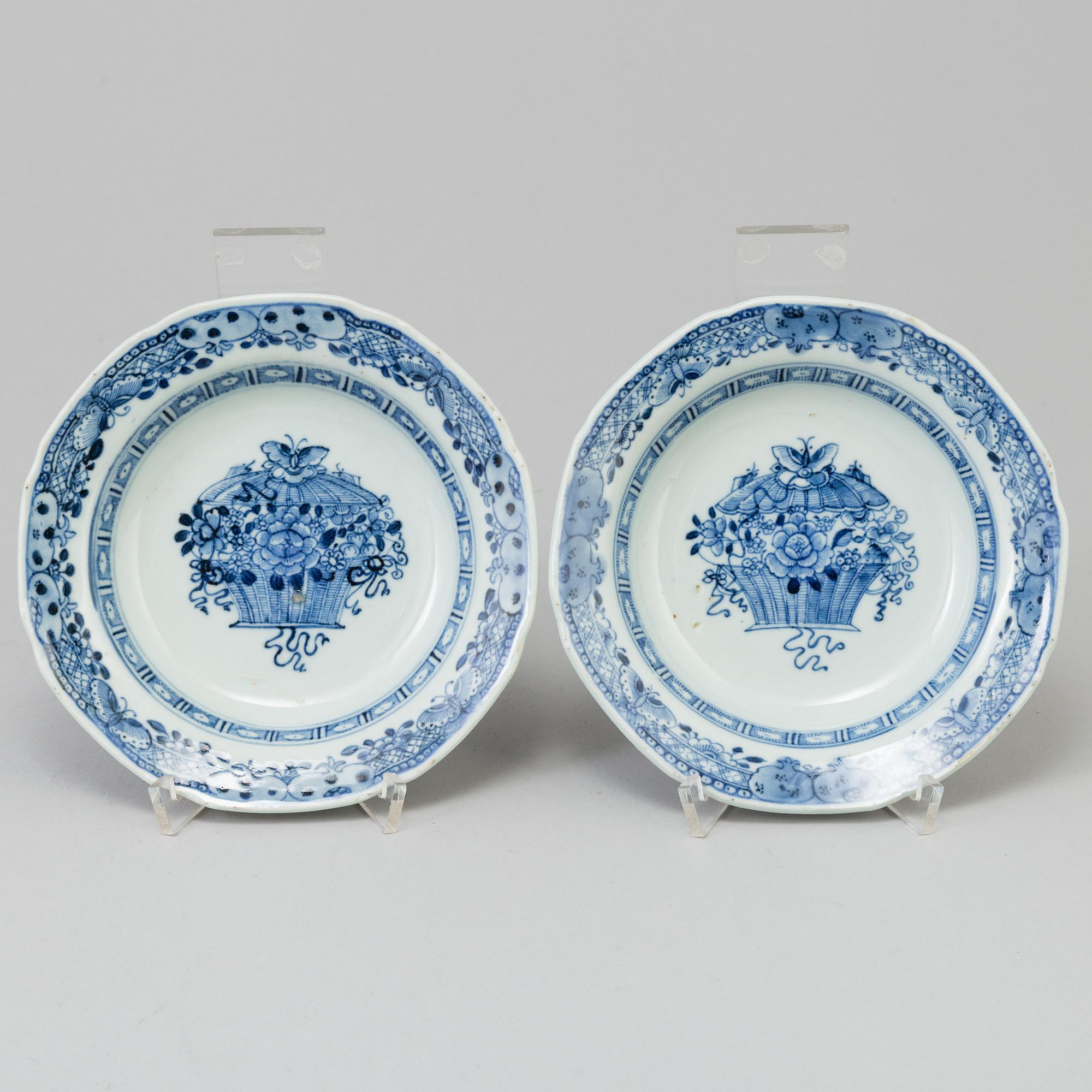 A set of a blue and white dish and three small dishes, Qing dynasty, Qianlong (1736-95).