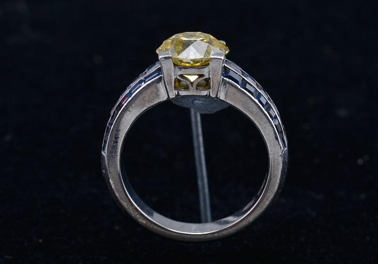 RING, briljantslipad gul diamant ca 2.00 ct. 36 fyrkantslipade safirer, platina. Geneve 1950 t. Vikt  9 g.