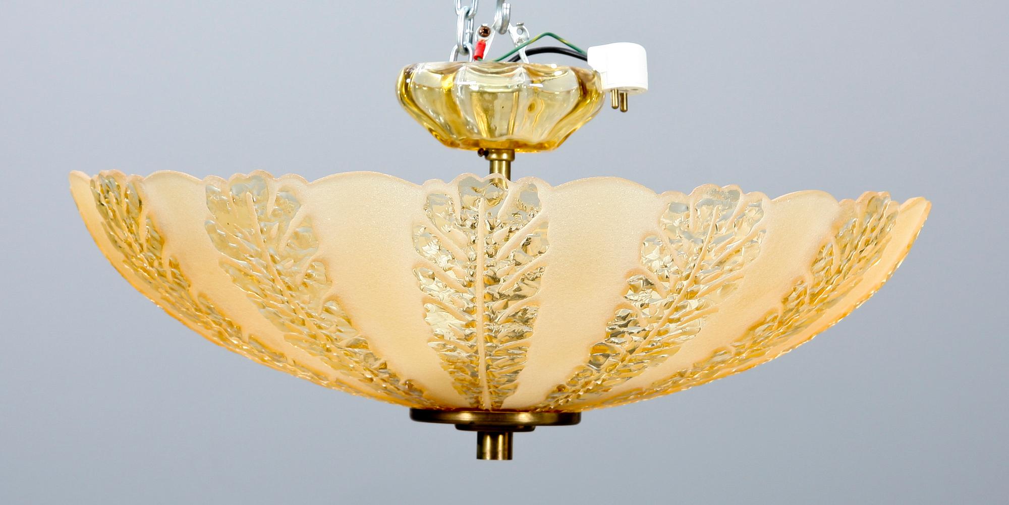 TAKLAMPA, glas. Orrefors. 1900-talets andra hälft. Diam 48, h ca 25.