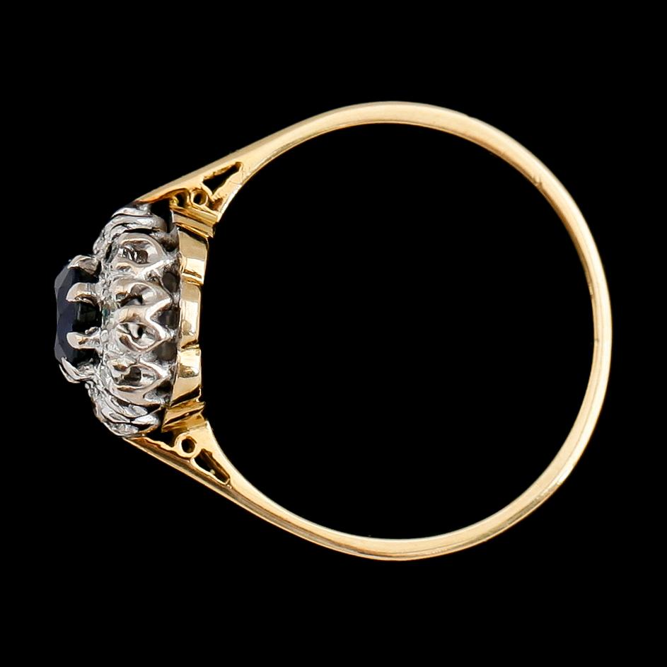 RING, 18 k guld med diamanter och blå sten. Total vikt ca 2 gram.