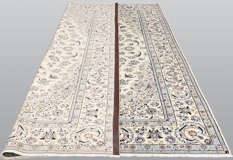 A part silk Nain carpet, so-called 9LAA, approx. 306 x 202 cm.