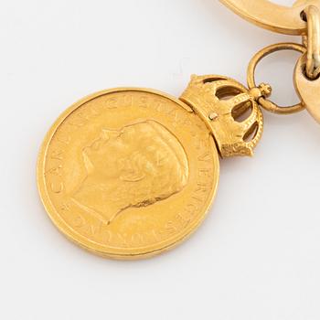 18K gold bracelet, with charm medal.