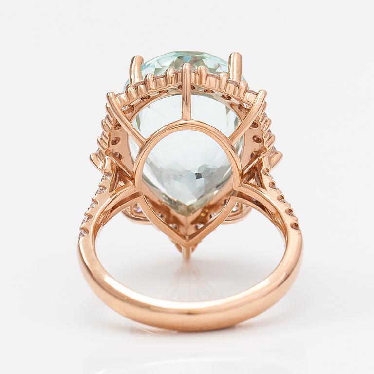 Ring, 18K roséguld, diamanter ca 1.44 ct tot och akvamarin ca 12.94 ct. IGI-certifikat.