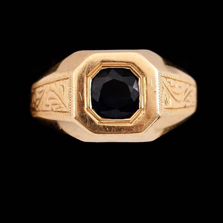 RING, 18 k guld med safir. Vikt med sten ca 11 gram.