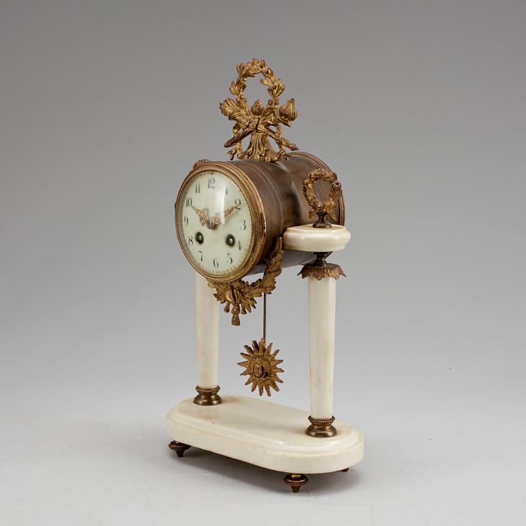 BORDSPENDYL, Louis XVI-stil, 1900-tal.