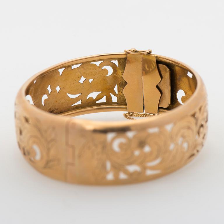 A BRACELET, 18K gold. France.