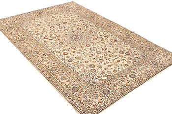 A Kashan carpet, a. 300 x 198 cm.