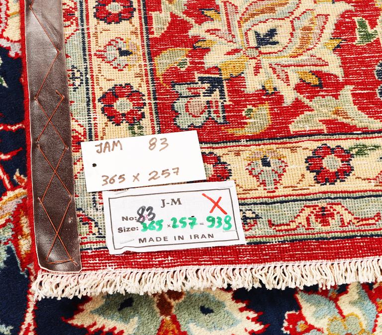 A Kashan carpet, a. 365 x 257 cm.