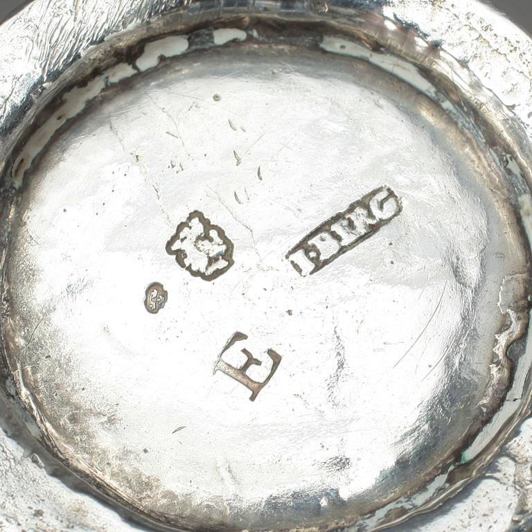 BÄGARE, 2 st, silver, Johan Berg, Stockholm 1763 samt Johan Sacklén, Jönköping 1804, tot vikt 98 gram.
