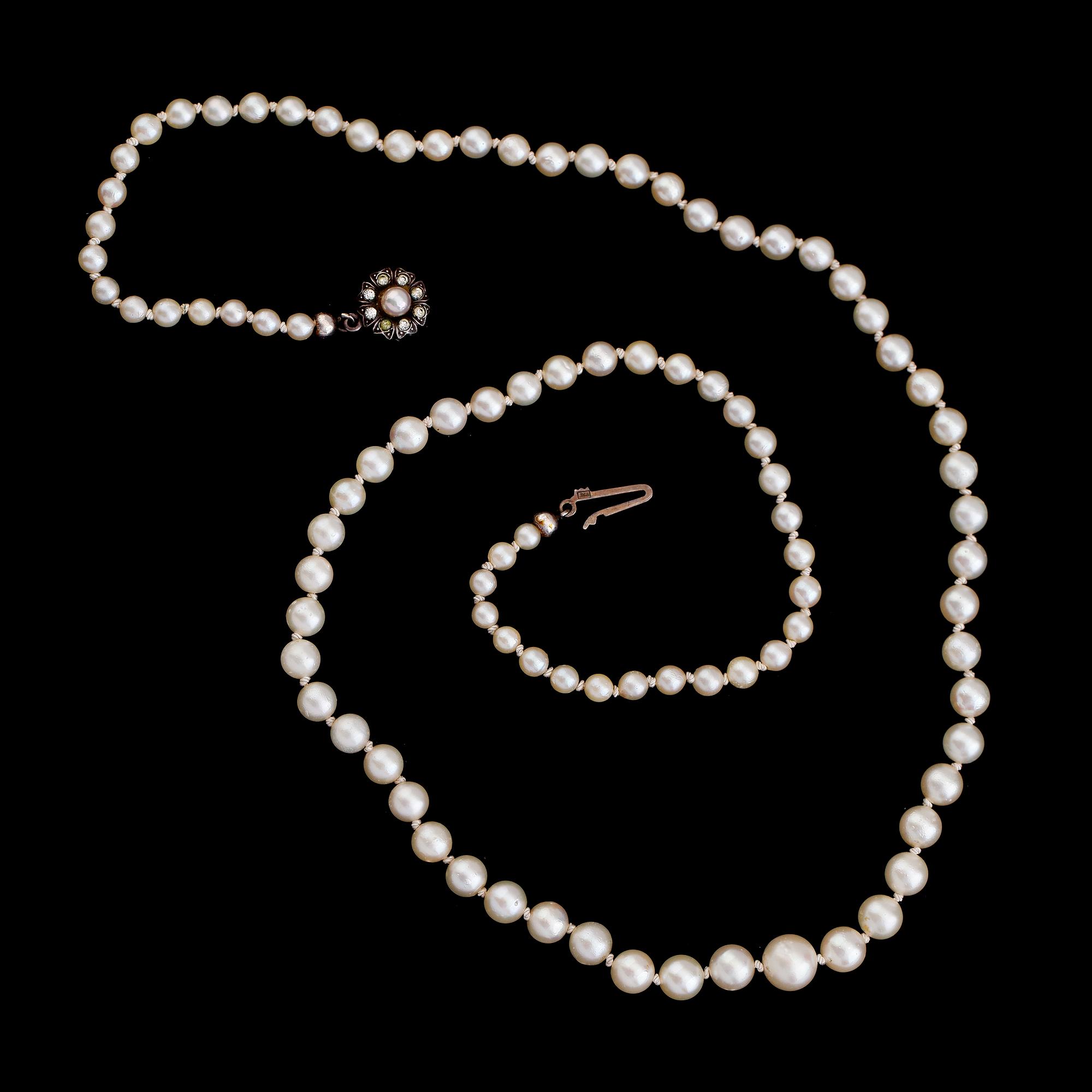 PÄRLCOLLIER, odlade doserade pärlor, silverlås.