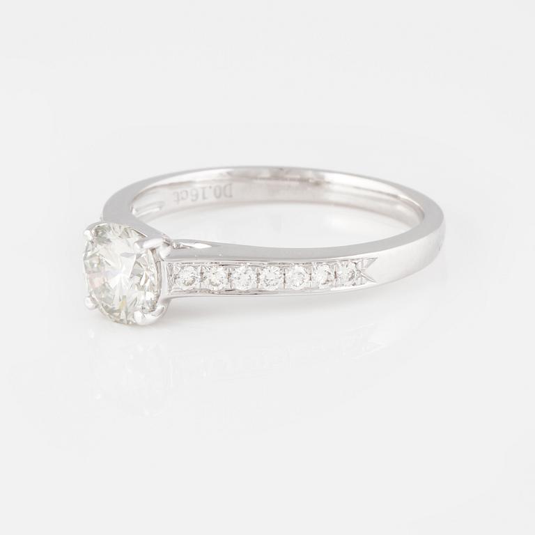RING, 18K vitguld med briljantslipad diamant ca 0.70 ct samt små briljantslipade diamanter ca 0.15 ct. Vikt 2,9 gram.