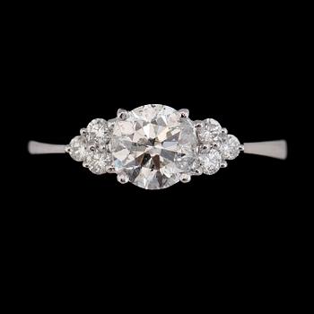 RING, 18K vitguld, briljantslipade diamanter tot ca 1.10 ct.