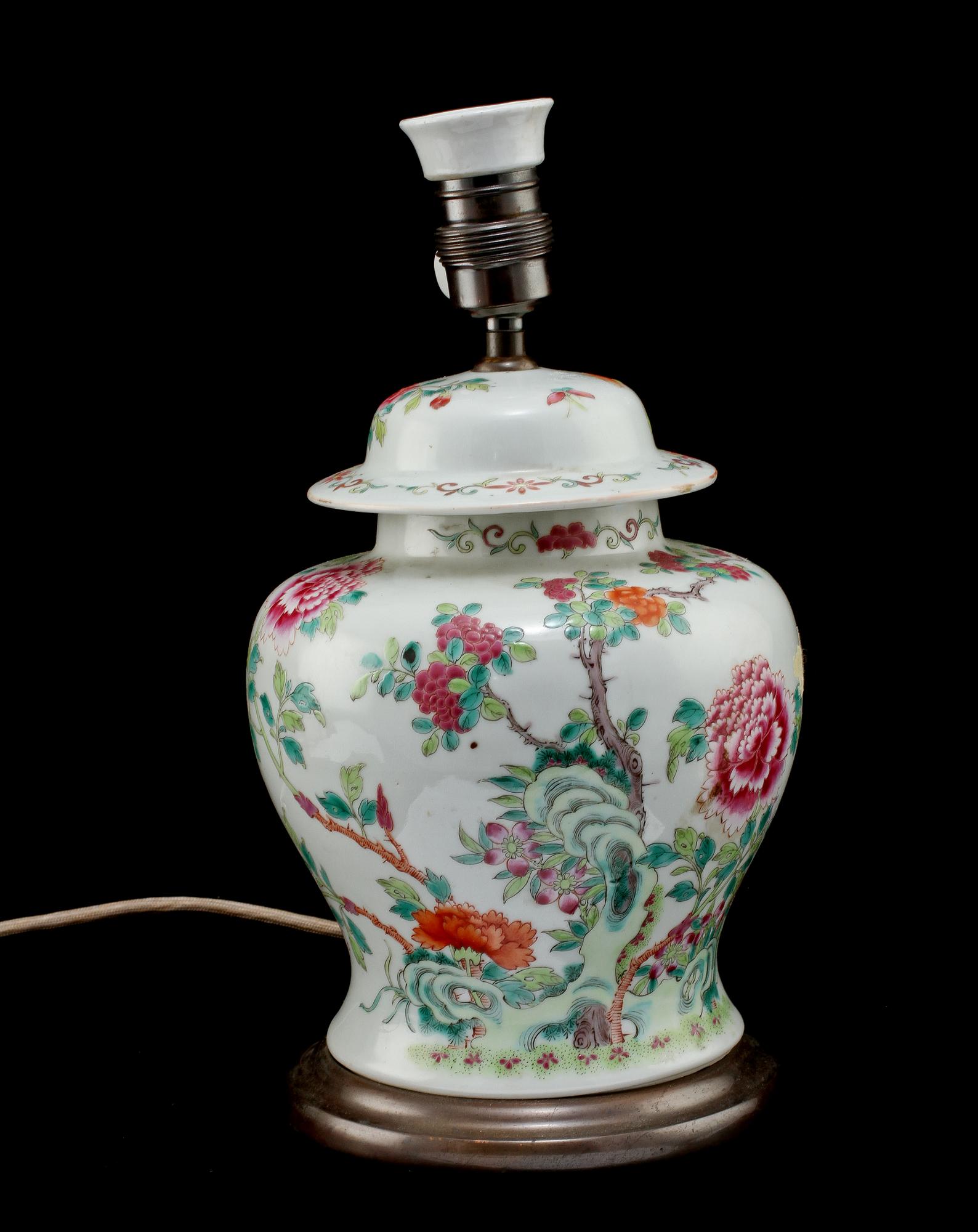 BORDSLAMPA, porslin, Kina, 1900-tal.