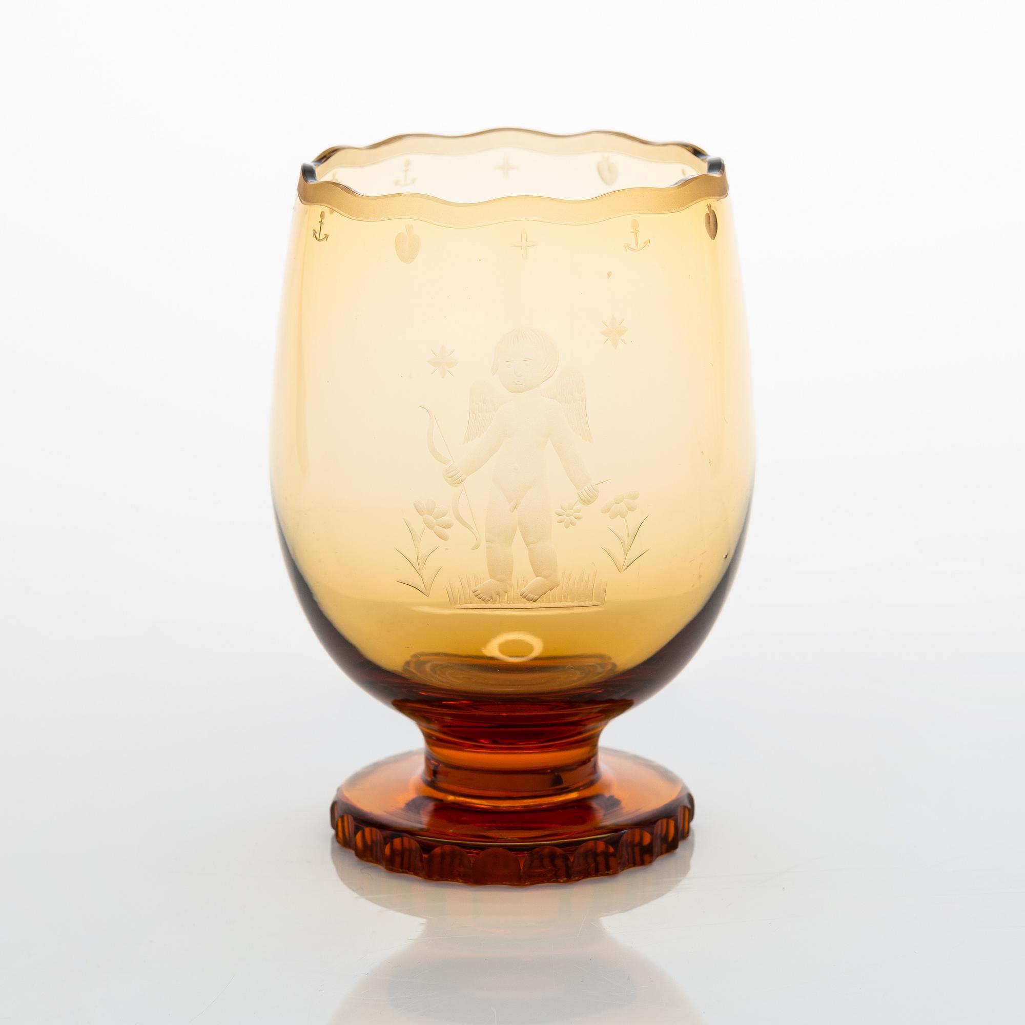 Gunilla Jung, pokaali, signeerattu Gunilla Jung, Karhula, epäselvä päiväys. Suunniteltu 1937.