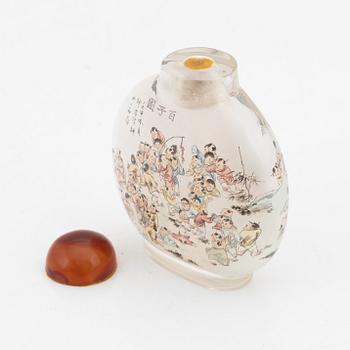 Snusflaska, insidesmålad på glas. Kina, 1900-talets andra hälft.