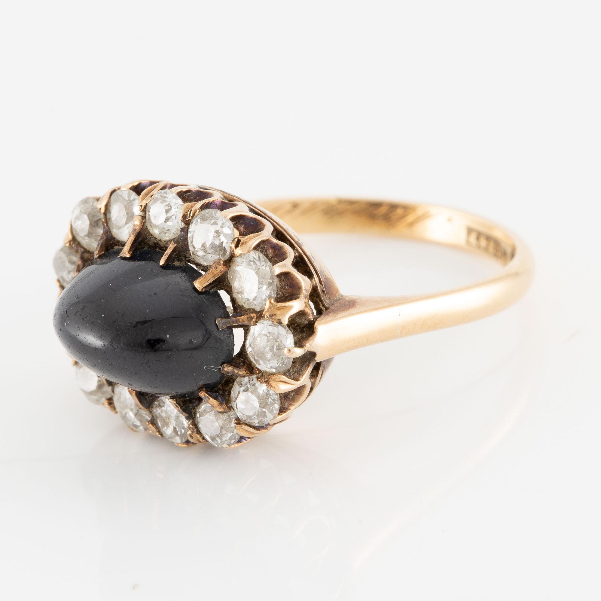 Ring 18K guld med cabochonslipad safir och gammalslipade diamanter.