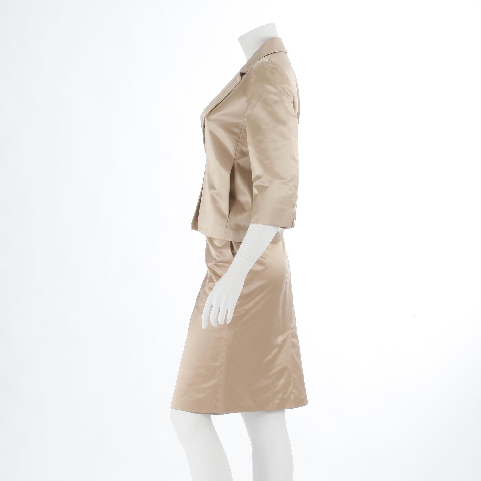 MAX MARA, dräkt bestående av kavaj samt kjol. Storlek 40.