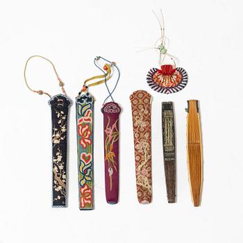 Två solfjädrar, fyra broderade fodral samt liten väska, sen Qingdynasti/tidigt 1900-tal.