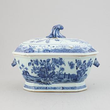 A blue and white tureen with cover, Qing dynasty, Qianlong (1736-95).