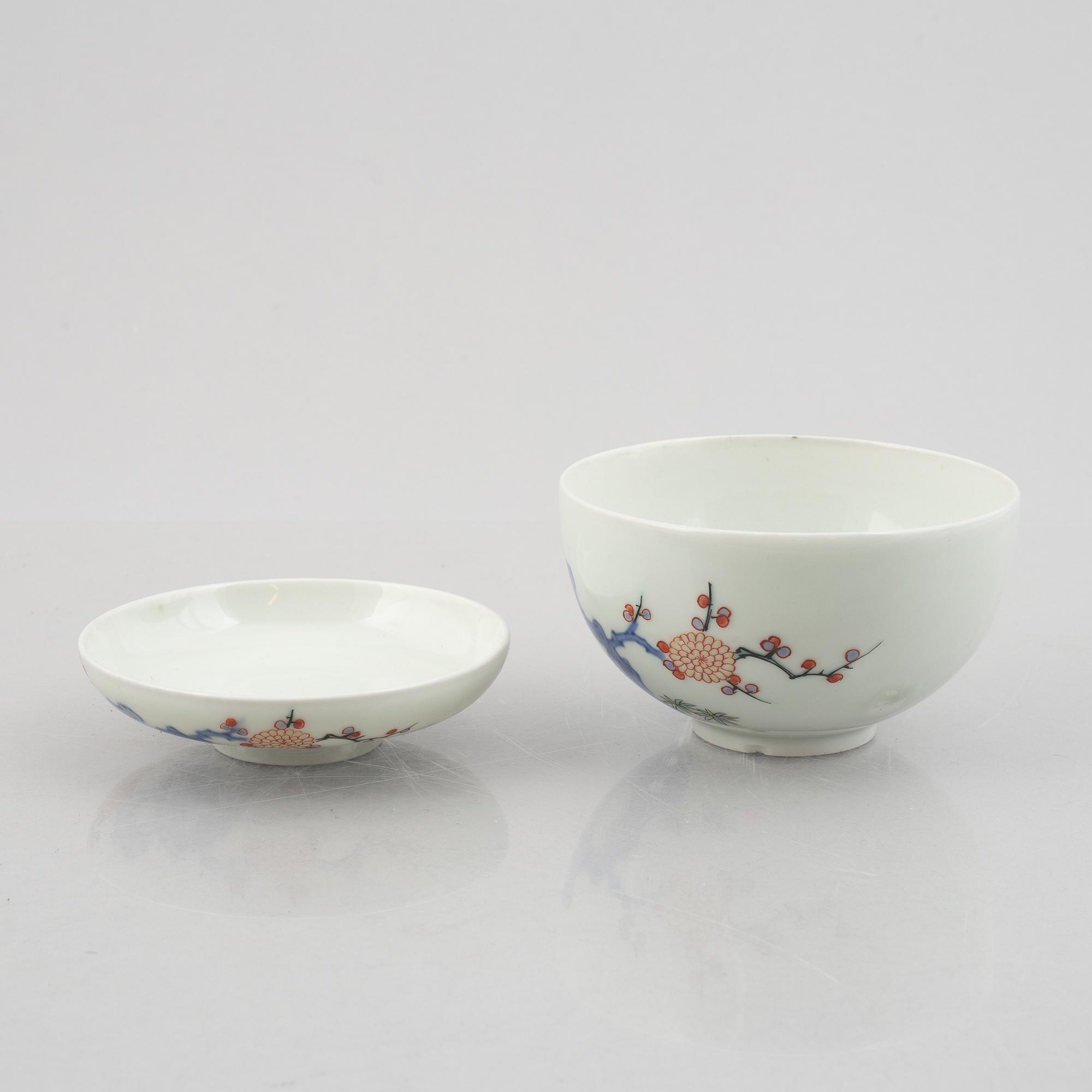 Skålar med lock, fyra stycken, samt tre fat, porslin, Fuki-Chosun, Japan, Meiji/Taishō (1868-1926).