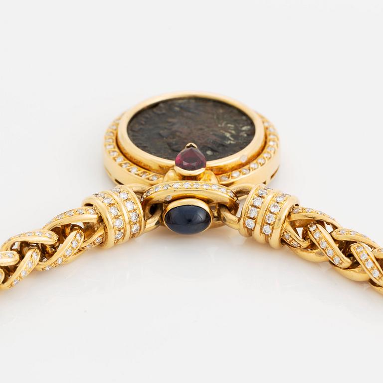 Collier 18K guld med ett mynt, en safir, en rubin och runda briljantslipade diamanter.