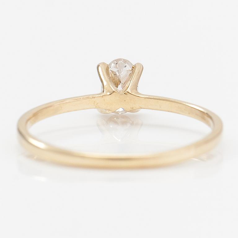 Ring, 14K guld och oval diamant ca 0.37 ct. Med AIG-certifikat.