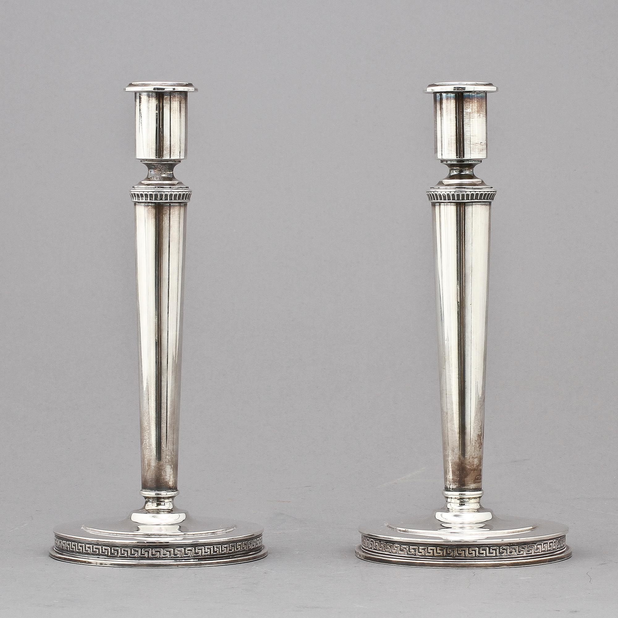 LJUSSTAKAR, ett par, silver, W A Bolin, Stockholm, 1949 och 1951. Tot. v. 616 g.