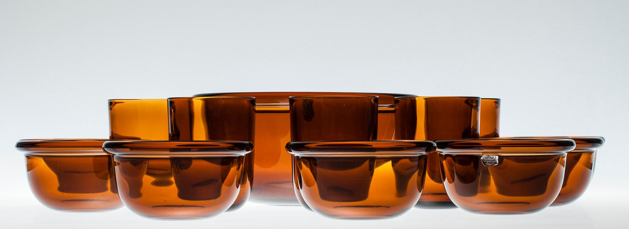 SERVERINGSSKÅL med DESSERTSKÅLAR, 7 st, och GLAS, 5 st, ASSIETTER, 5 st, "Luna" Kaj Franck, 1970-tal.