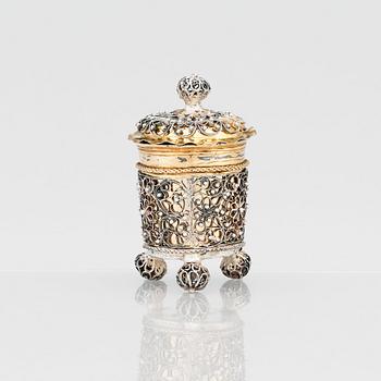 Johan Friedrich Straub, miniatyrbägare med lock, förgyllt silver, filigran, Karlstad (1674-1713). Barock.