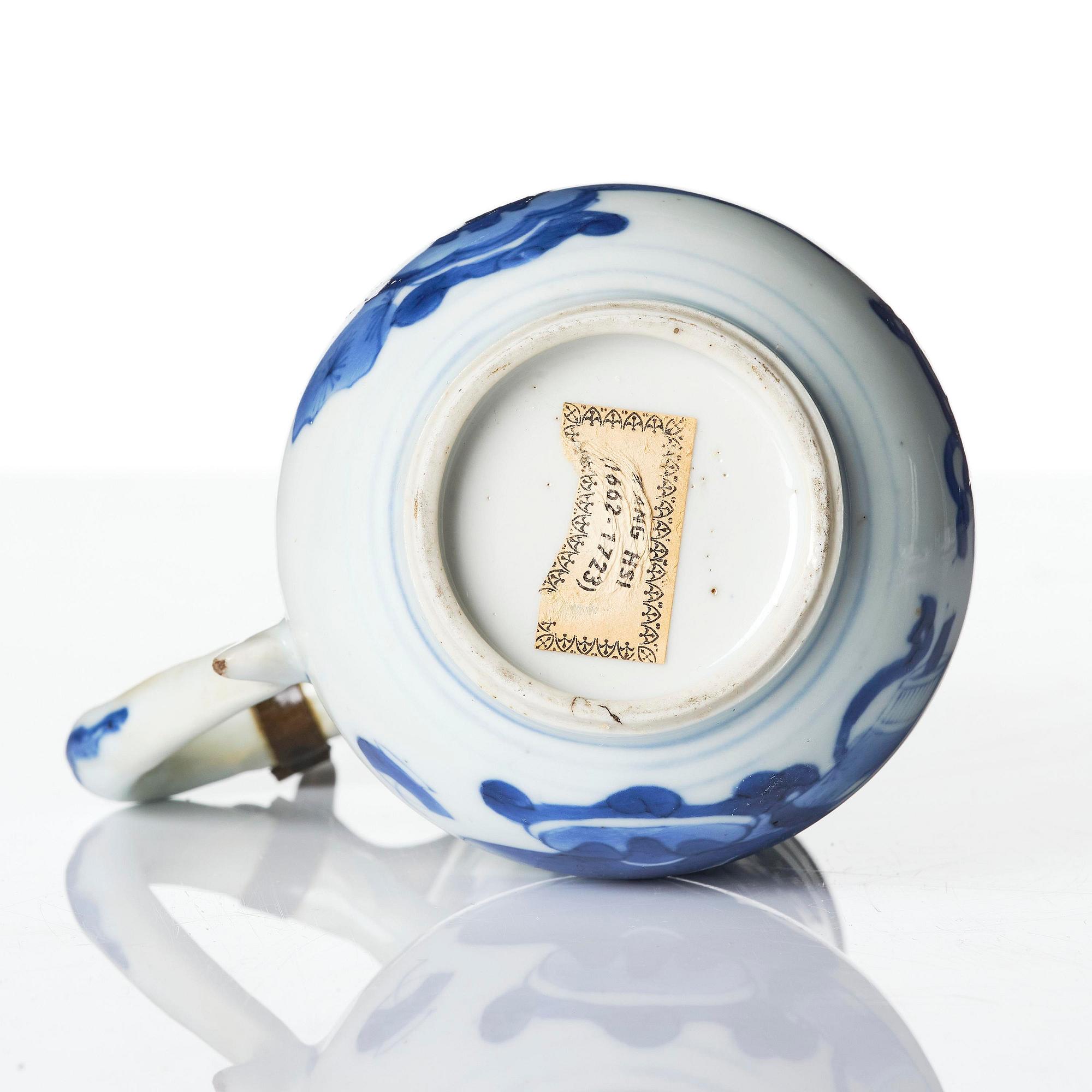 Kanna med lock, porslin. Qingdynastin, Kangxi (1662-1722).