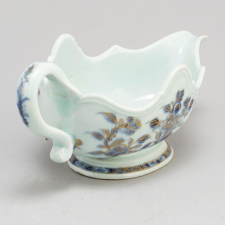 A blue and white export porcelain saucer, Qing dynasty, Qianlong (1736-95).