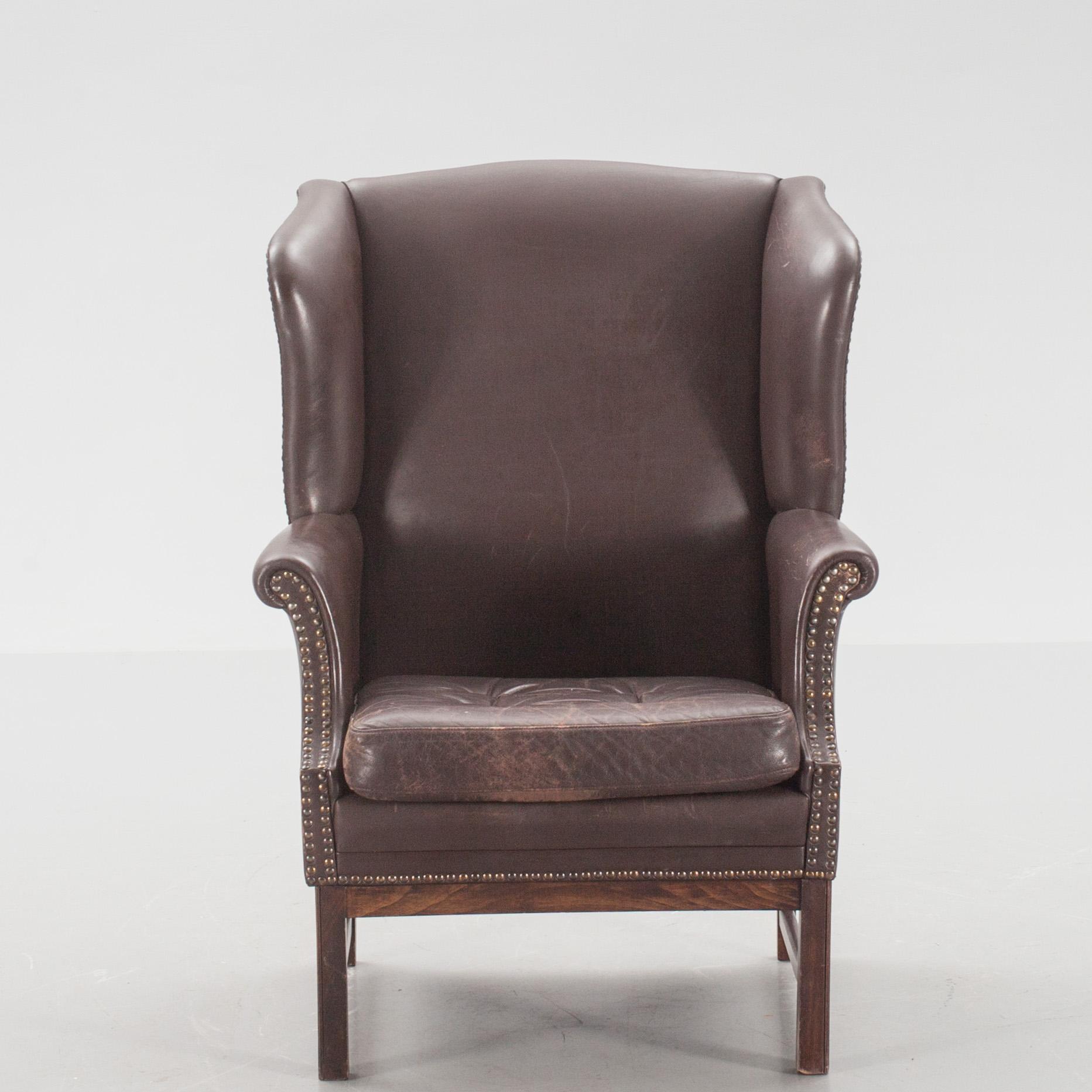 ÖRONLAPPSFÅTÖLJ, skinn. 1900-talets andra hälft.