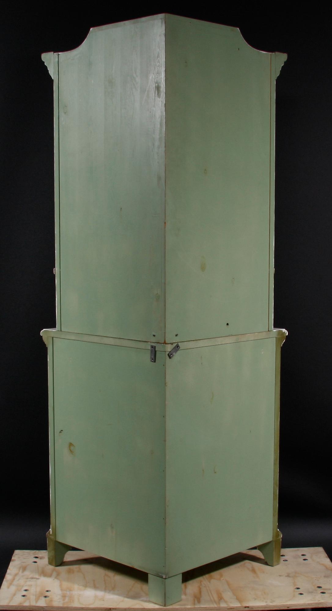 HÖRNVITRINSKÅP. Gustaviansk stil, 1900-talets mitt.