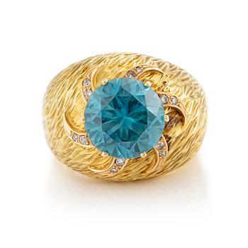 573. Ring in 18K gold with a blue faceted zircon and eight-cut diamonds.