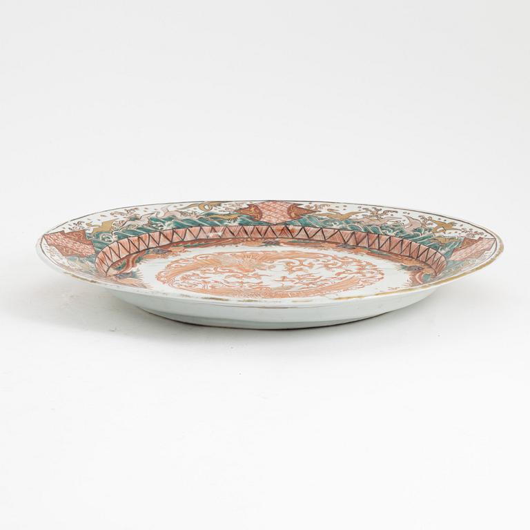 A porcelain serving dish, Japan, 19th century.