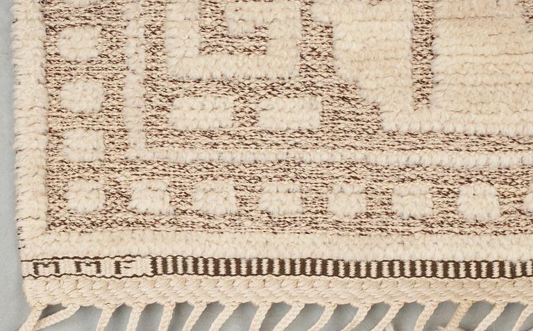 RUG. "Vita spetsporten". Knotted pile in relief (reliefflossa). 213,5  x 131,5 cm. Signed MMF.