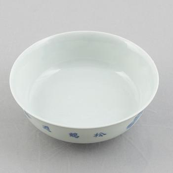 A group of three Chinese blue and white porcelain bowls, late Qing dynasty / early 20th century.